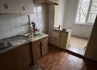 Сдам 4-ком. квартиру, 80 м2, Кизляр, улица Сулеймана Стальского, 8