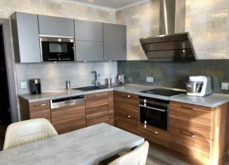 Сдаю в аренду 2-ком. квартиру, 56 м2, Москва, Лазурная улица, 10