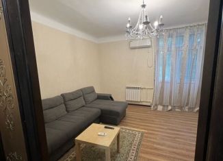 Сдается двухкомнатная квартира, 60 м2, Дагестан, улица Магомета Гаджиева, 1