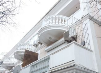 Сдаю в аренду 3-ком. квартиру, 94 м2, Алушта, Набережная улица, 24А/7