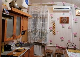 Продам 3-комнатную квартиру, 72 м2, Волгоград, улица Адмирала Ушакова, 8