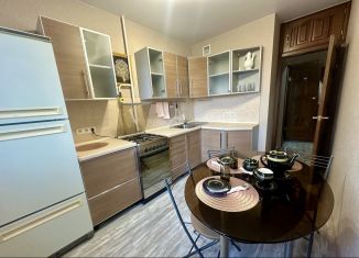 Продам 2-ком. квартиру, 53 м2, Волгоград, улица Космонавтов, 45