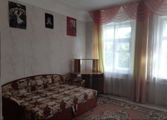 Сдается трехкомнатная квартира, 68 м2, Остров, улица ДОС, 1