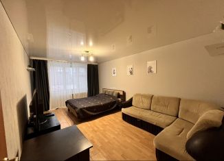 Сдаю в аренду 2-ком. квартиру, 80 м2, Тюмень, улица Пермякова, 86