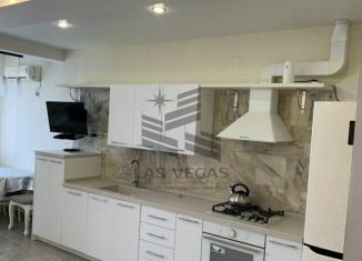 Сдам 4-комнатную квартиру, 80 м2, Сочи, Клубничная улица, 76, микрорайон Новый Сочи