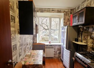 Сдам в аренду 1-ком. квартиру, 30 м2, Петергоф, улица Аврова, 15А