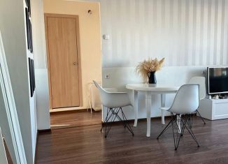 Сдам в аренду двухкомнатную квартиру, 56 м2, Челябинск, улица Братьев Кашириных, 119