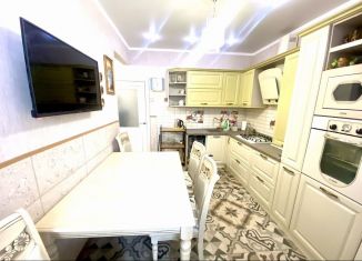 Сдается двухкомнатная квартира, 60 м2, Калининград, Бахчисарайская улица, 26