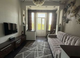 Продаю 2-ком. квартиру, 72 м2, Колпино, улица Труда, 22/15