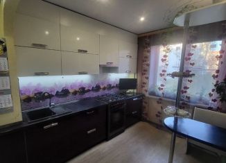 Продаю трехкомнатную квартиру, 64 м2, Тутаев, проспект 50-летия Победы, 14