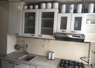 Сдаю в аренду трехкомнатную квартиру, 80 м2, Краснодар, улица Фёдора Лузана, 14, Западный округ