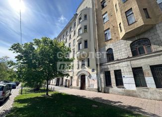 Продам комнату, 31.8 м2, Санкт-Петербург, 11-я линия Васильевского острова, 46, метро Спортивная