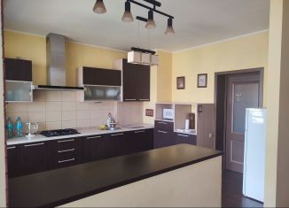 Сдаю в аренду 2-ком. квартиру, 70 м2, Калининград, Римская улица, 22