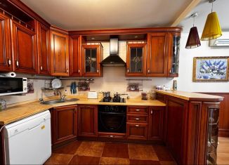 Сдача в аренду трехкомнатной квартиры, 112 м2, Астраханская область, улица Сен-Симона, 40к2