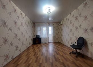 Сдается трехкомнатная квартира, 75 м2, Астраханская область, улица Куликова, 77к2