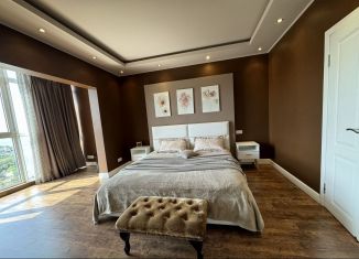 Сдам в аренду четырехкомнатную квартиру, 140 м2, Сочи, Виноградная улица, 4, ЖК Виктория