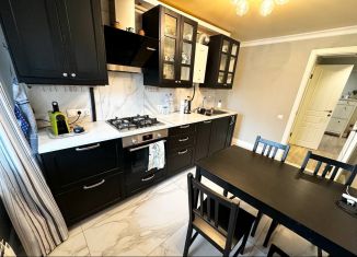 Продаю трехкомнатную квартиру, 75.9 м2, Петергоф, Никольская улица, 10