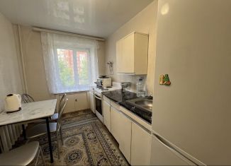 Сдам в аренду 2-ком. квартиру, 50 м2, Тюмень, улица Ватутина, 28, Центральный округ
