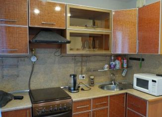 Сдается в аренду однокомнатная квартира, 35 м2, Чебоксары, улица Кадыкова, 11