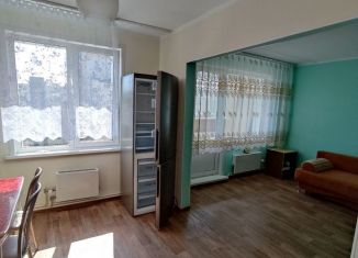 Сдается в аренду трехкомнатная квартира, 80 м2, Алтайский край, Взлётная улица, 36