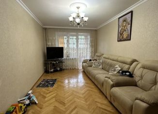 Продаю трехкомнатную квартиру, 70 м2, Владикавказ, улица Генерала Дзусова, 17к1, 10-й микрорайон