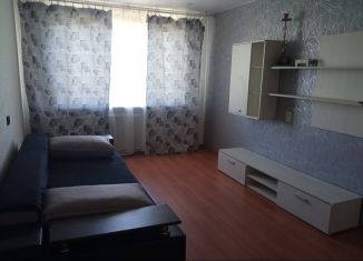 Сдаю в аренду 2-ком. квартиру, 60 м2, Луга, улица Кингисеппа, 10