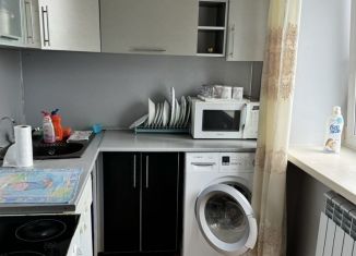 Сдается трехкомнатная квартира, 60 м2, Омск, 33-я Северная улица, 48