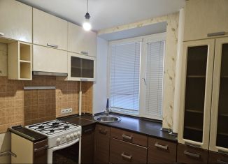 Продаю 3-ком. квартиру, 56 м2, Саратов, Вольская улица, 13