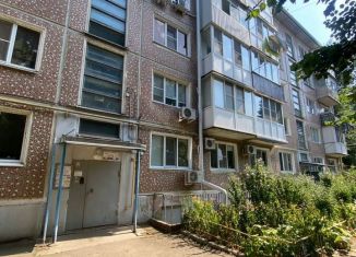 Продается трехкомнатная квартира, 72 м2, Армавир, улица Советской Армии, 6