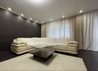 Сдается в аренду трехкомнатная квартира, 100 м2, Республика Башкортостан, улица Братьев Кадомцевых, 12/2