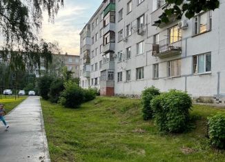 Продам 4-ком. квартиру, 60 м2, Куровское, Октябрьская улица, 4