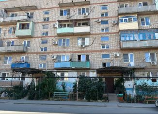 Продам 1-ком. квартиру, 38 м2, Камызяк, улица Максима Горького, 75