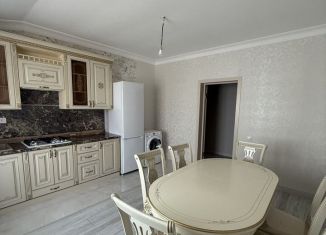 Сдается двухкомнатная квартира, 90 м2, Махачкала, 1-я Шуринская улица, 27Б