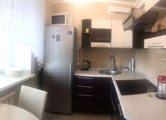 Сдам 2-ком. квартиру, 56 м2, Биробиджан, Советская улица, 60Б