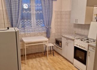 Сдаю в аренду 2-ком. квартиру, 53 м2, Первоуральск, улица Трубников, 18