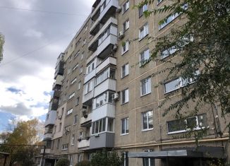 Продаю трехкомнатную квартиру, 56 м2, Саратов, улица имени Челюскинцев, 18, Волжский район