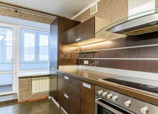 Продается трехкомнатная квартира, 82.6 м2, Новосибирск, улица Революции, 10, метро Красный проспект