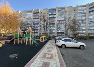 Продается двухкомнатная квартира, 52 м2, Армавир, улица Ефремова, 111