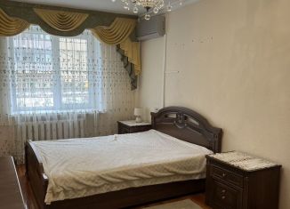 Трехкомнатная квартира в аренду, 80 м2, Черкесск, улица Космонавтов, 33