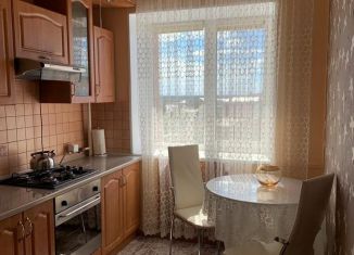 Сдается 2-ком. квартира, 56 м2, Оренбург, улица 8 Марта, 8