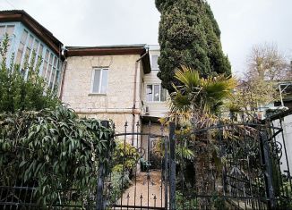 Продаю 2-ком. квартиру, 77 м2, посёлок городского типа Кореиз, Севастопольское шоссе, 76