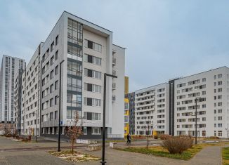 Продаю 1-ком. квартиру, 35 м2, Екатеринбург, метро Чкаловская, улица Академика Ландау, 45